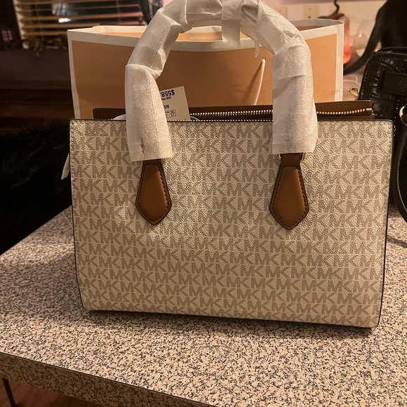 Brand New with tags! Micheal Kors purse “Sheila” in vanilla BEAUTIFUL! - Picture 7 of 13